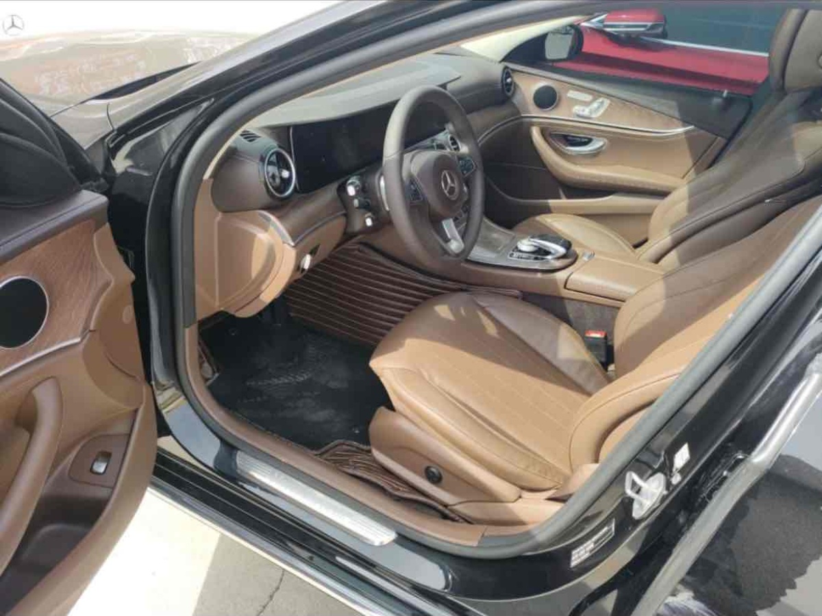 2018年4月奔驰 奔驰E级  2016款 E 300 L 运动豪华型
