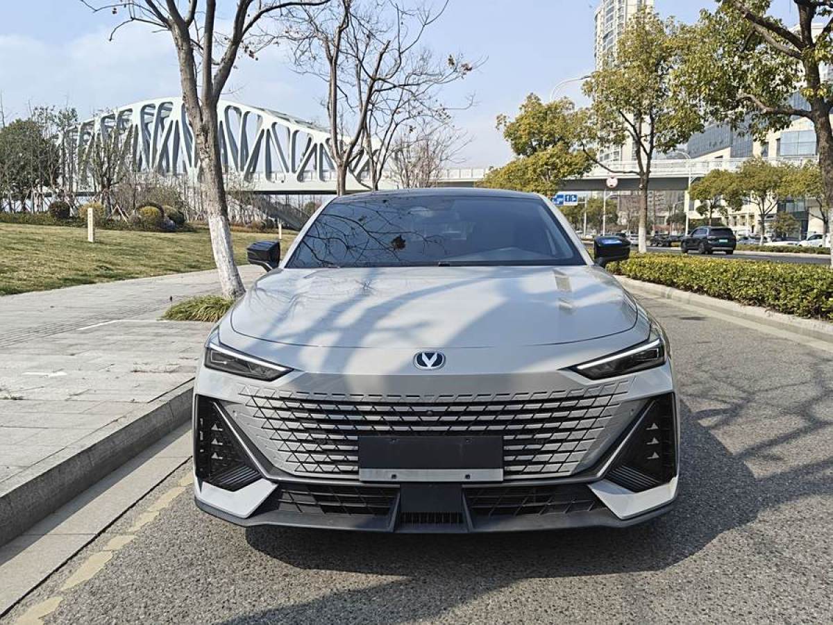 長(zhǎng)安 長(zhǎng)安UNI-V  2023款 1.5T 尊貴型圖片