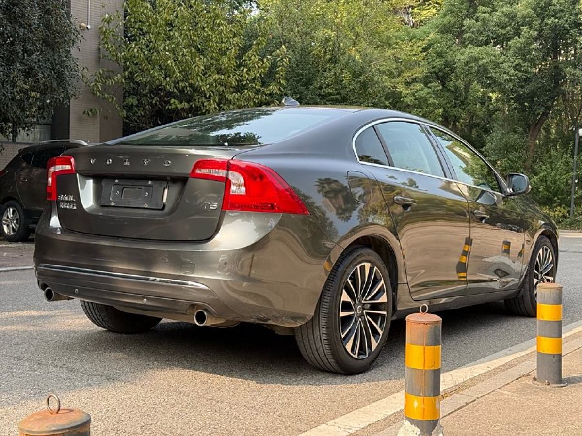 沃爾沃 S60  1448款 2.0T T5智尊版圖片