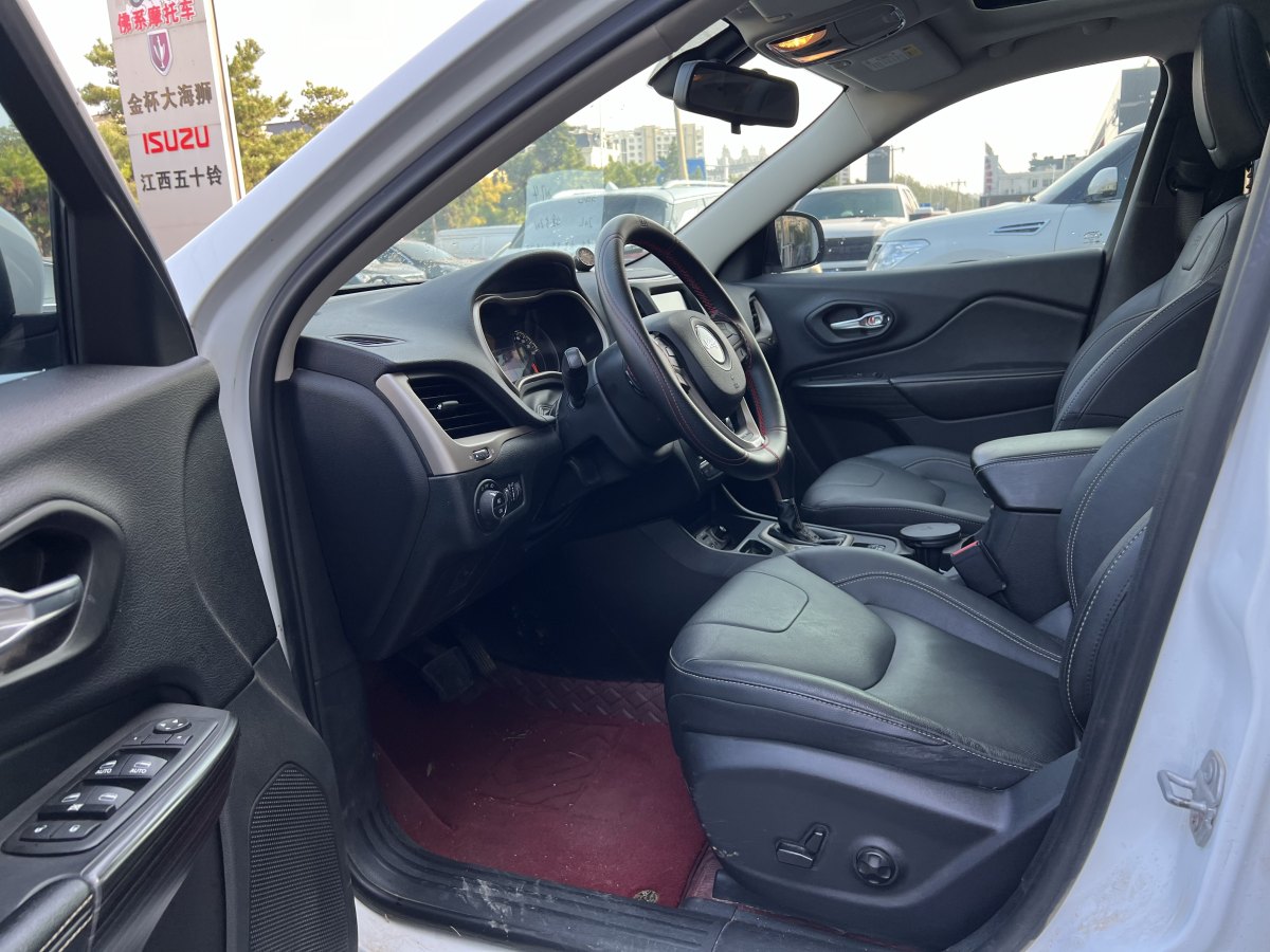 Jeep 自由光  2016款 2.0L 優(yōu)越版圖片