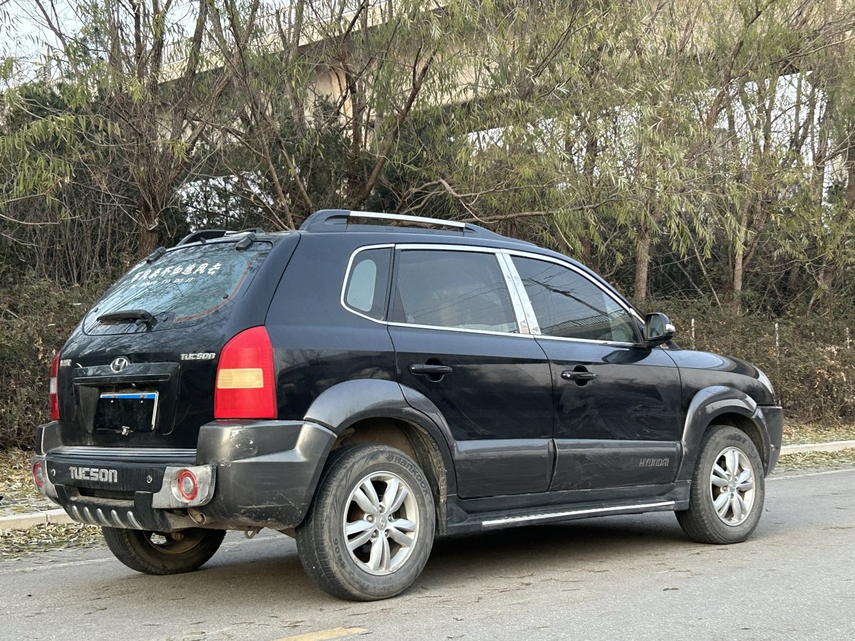 現(xiàn)代 途勝  2009款 2.0L 自動兩驅(qū)天窗型圖片