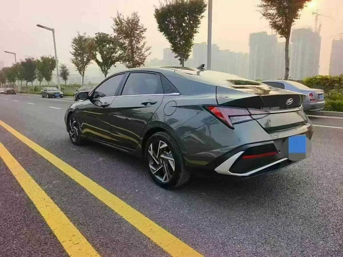 2023年12月現(xiàn)代 伊蘭特  2023款 1.5L CVT LUX尊貴版