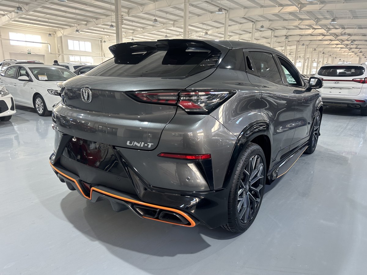 長(zhǎng)安 UNI-T  2022款 1.5T 運(yùn)動(dòng)版 尊貴型圖片