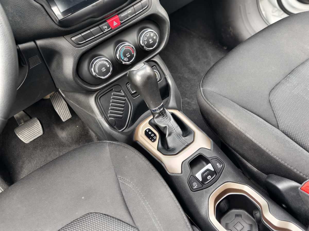 Jeep 自由俠  2018款 互聯(lián)大屏版 180T 自動高能版圖片