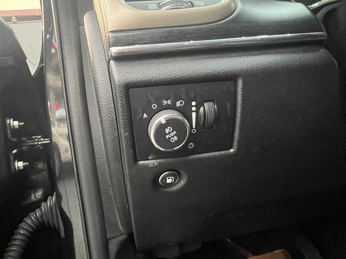 2015年3月Jeep 大切诺基  2014款 3.6L 精英导航版