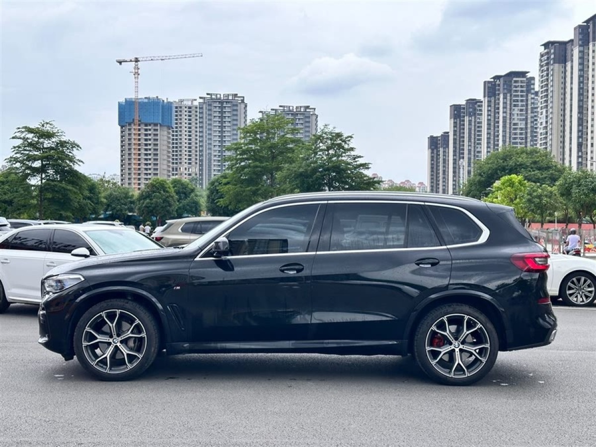 寶馬 寶馬X5  2022款 改款 xDrive 40Li M運(yùn)動(dòng)套裝圖片