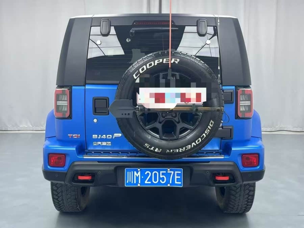 北京 BJ40  2021款 2.0D 自動(dòng)四驅(qū)刀鋒英雄版?zhèn)b客型圖片