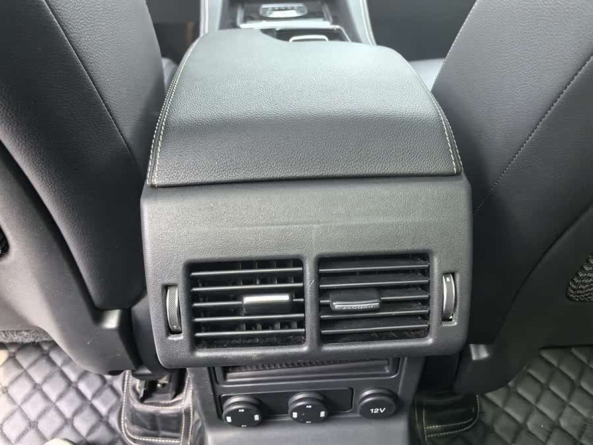 捷豹 F-PACE  2018款 2.0T 四驅(qū)都市尊享版圖片