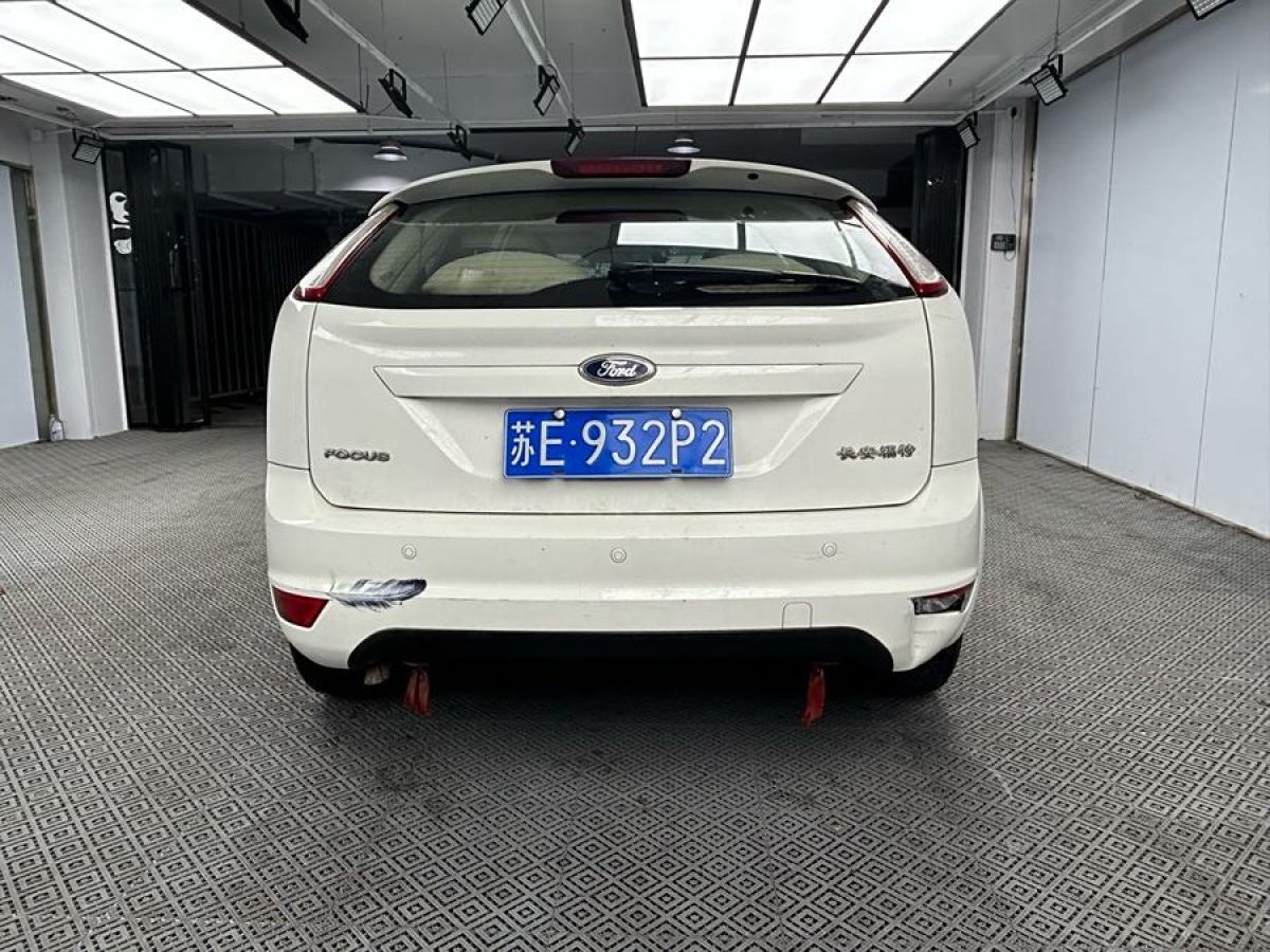 福特 ?？怂? 2013款 兩廂經(jīng)典 1.8L 自動(dòng)時(shí)尚型圖片