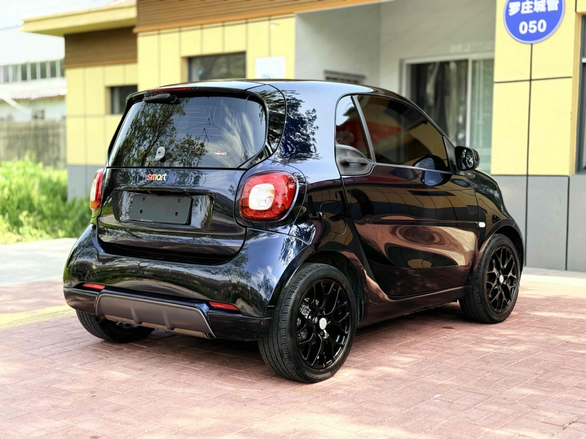 smart fortwo  2019款 0.9T 66千瓦馭風(fēng)藍(lán)特別版圖片