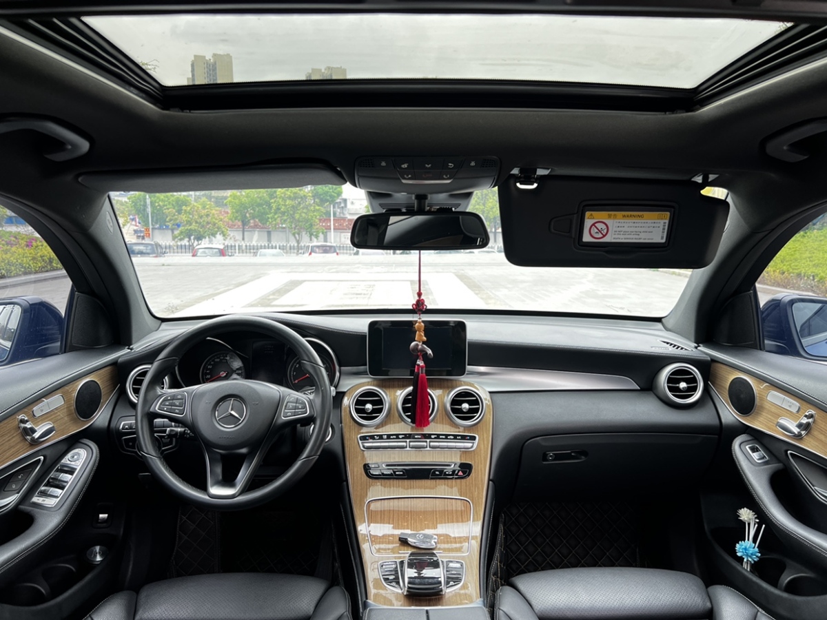 奔驰 奔驰GLC  2022款 改款 GLC 260 4MATIC 轿跑SUV图片