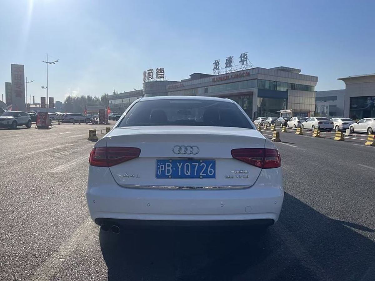 2015年10月奧迪 奧迪A4L  2015款 35 TFSI 自動(dòng)標(biāo)準(zhǔn)型