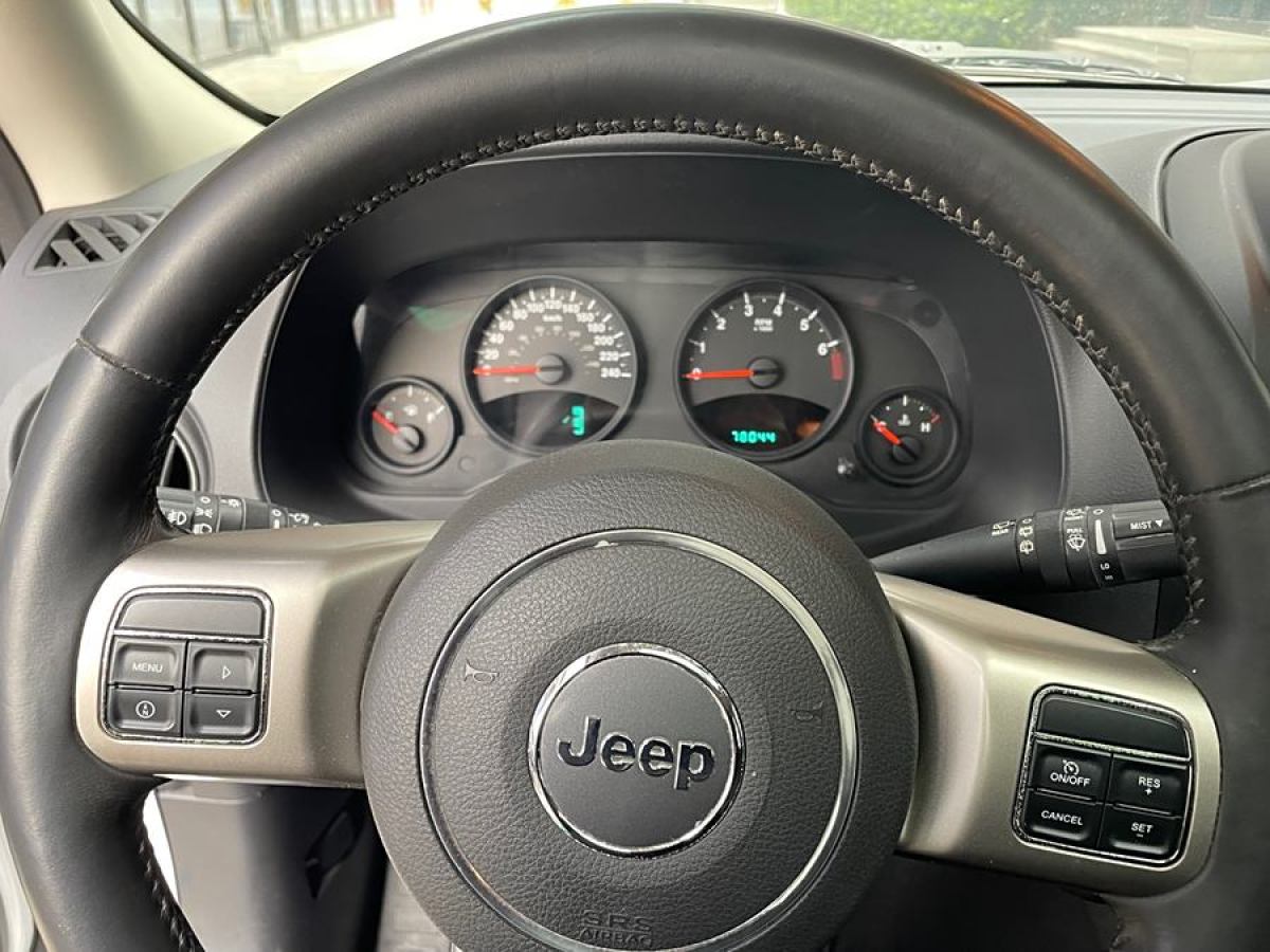 Jeep 自由客  2013款 2.4 運(yùn)動(dòng)版圖片