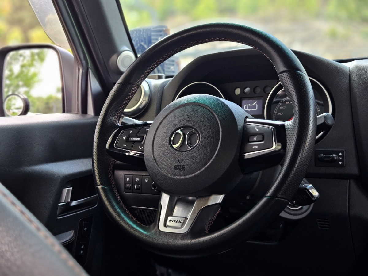 北京 BJ40  2018款 40L 2.0T 手動柴油四驅(qū)尊貴版圖片