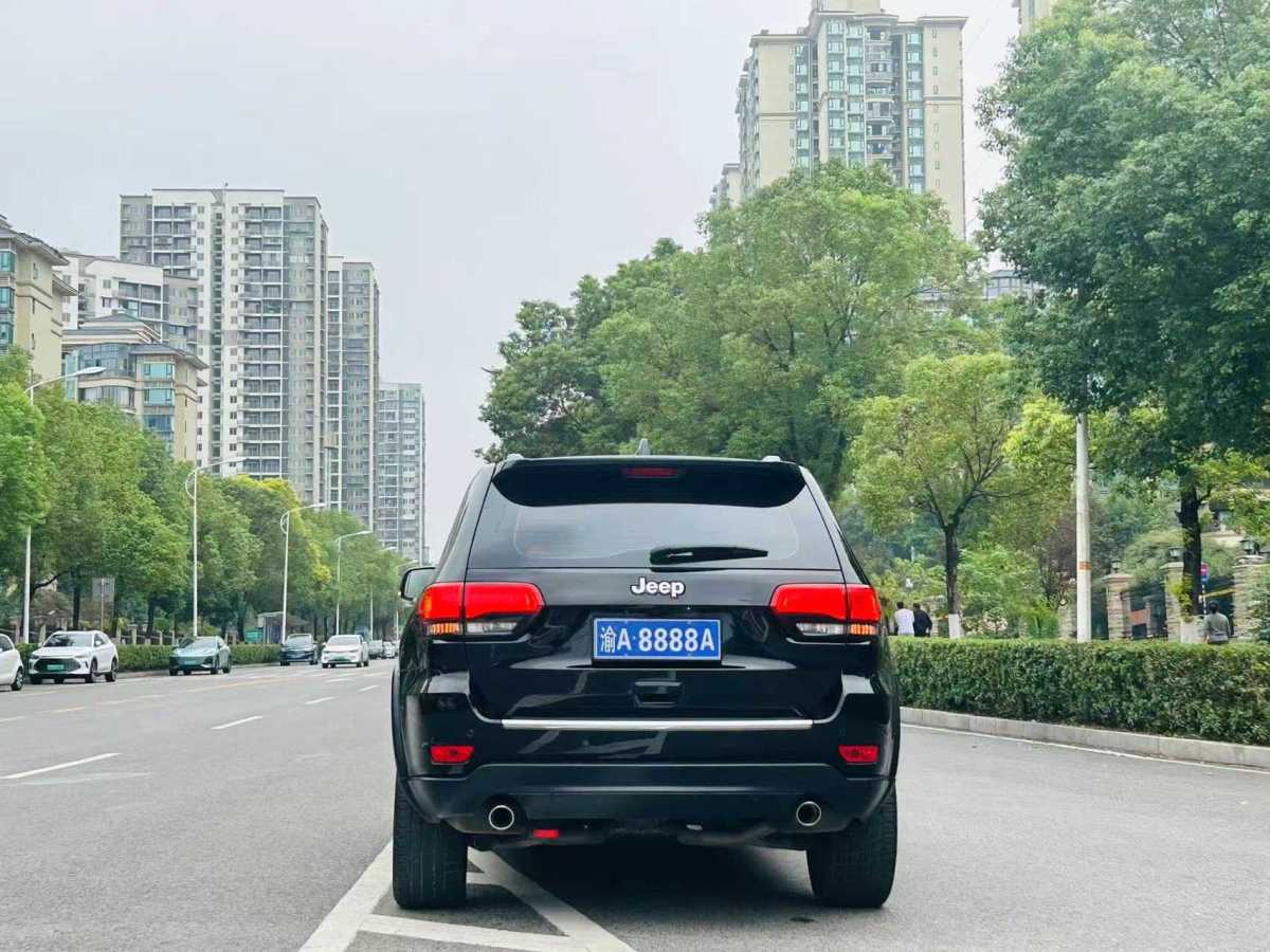 Jeep 大切諾基  2017款 3.0L 舒享導(dǎo)航版圖片