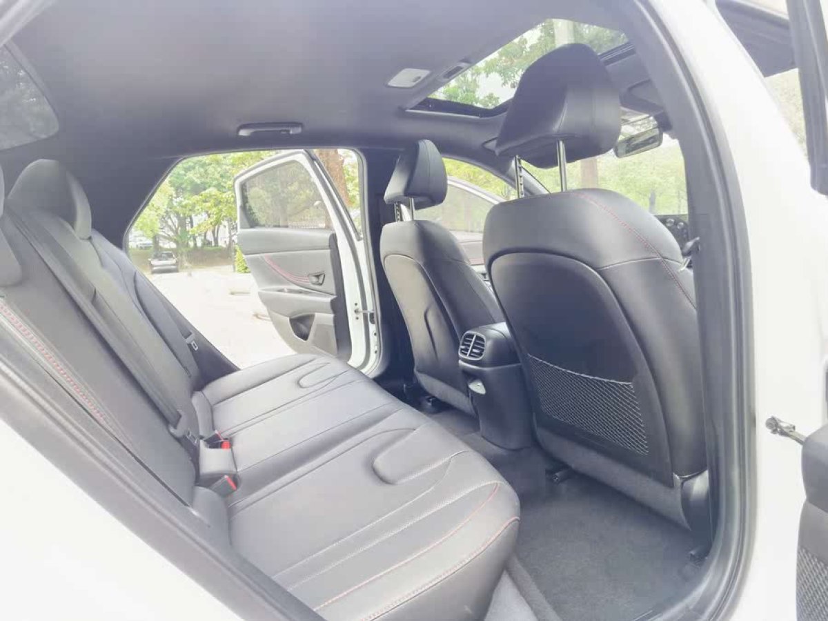 現(xiàn)代 伊蘭特  2022款 240TGDi DCT LUX尊貴版圖片
