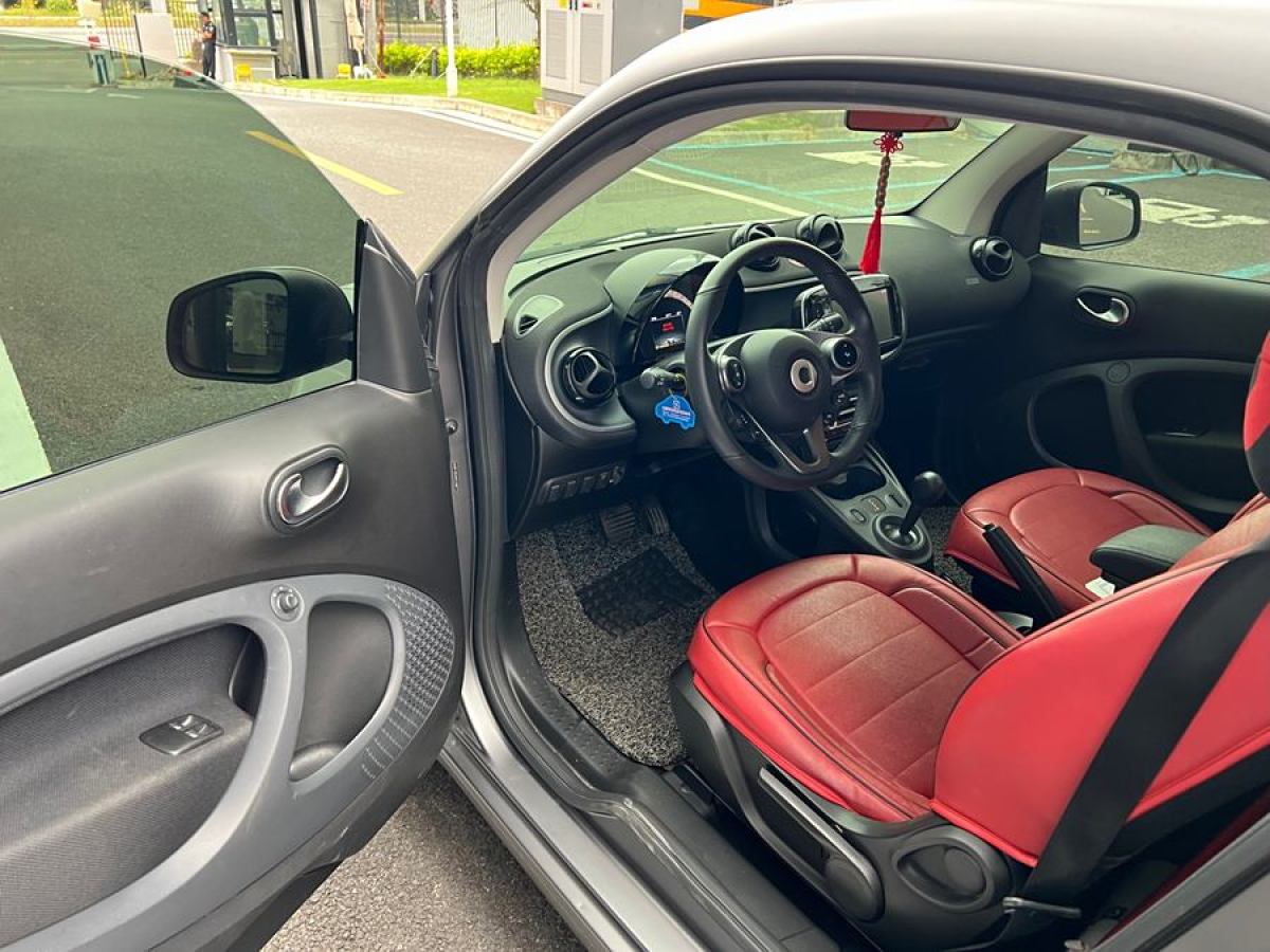 smart fortwo  2019款 0.9T 66千瓦硬頂動(dòng)擎版 國(guó)VI圖片