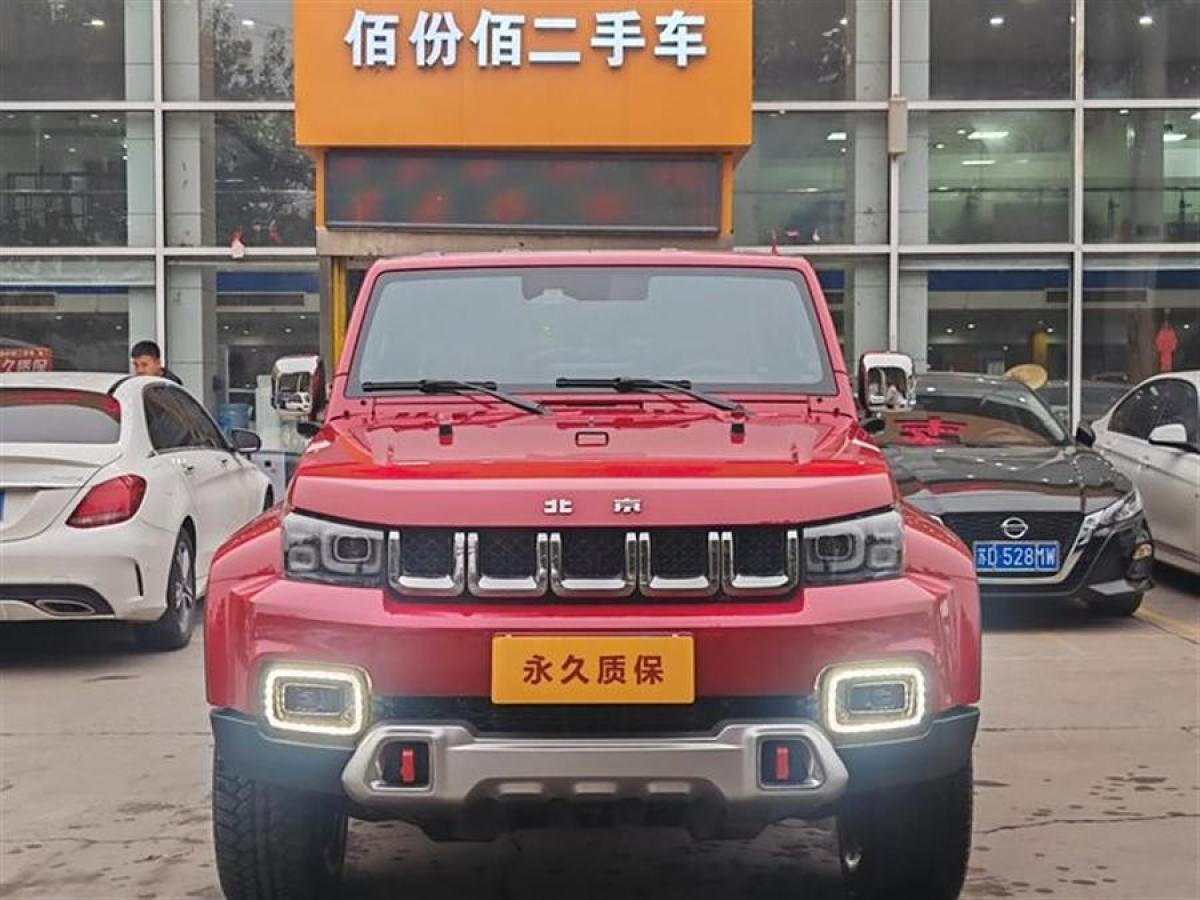 北京 BJ40  2023款 2.0T 自動(dòng)四驅(qū)城市獵人版?zhèn)b客型圖片