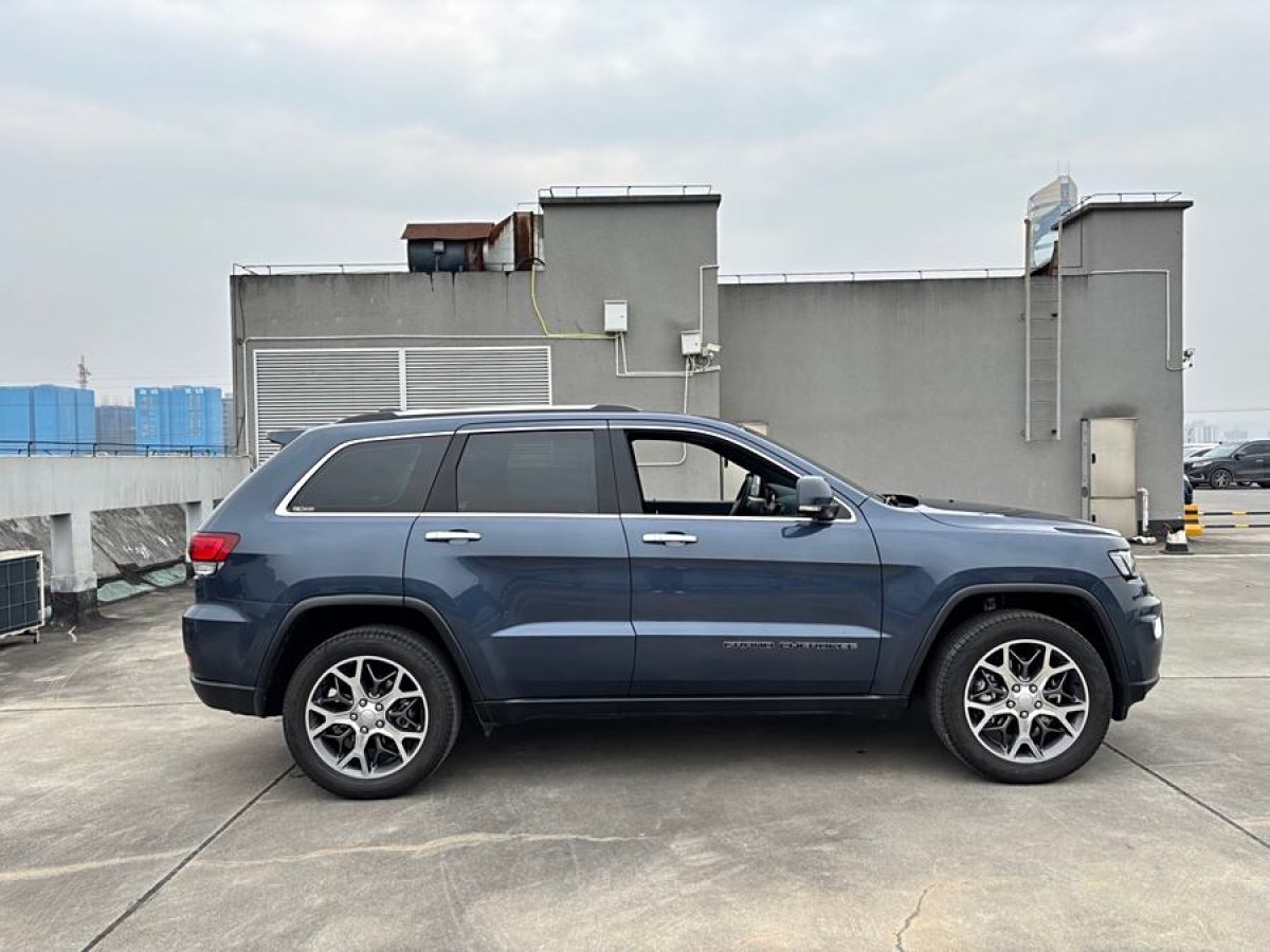 Jeep 大切諾基  2020款 3.0L 精英導(dǎo)航版圖片