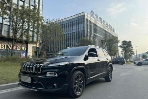 自由光 Jeep 2.0L 兩驅(qū)經(jīng)典運(yùn)動(dòng)版