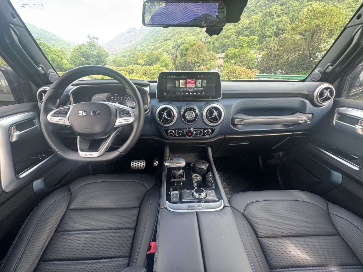 北京 BJ40  2020款 2.0T 自動(dòng)四驅(qū)城市獵人版?zhèn)b客型圖片