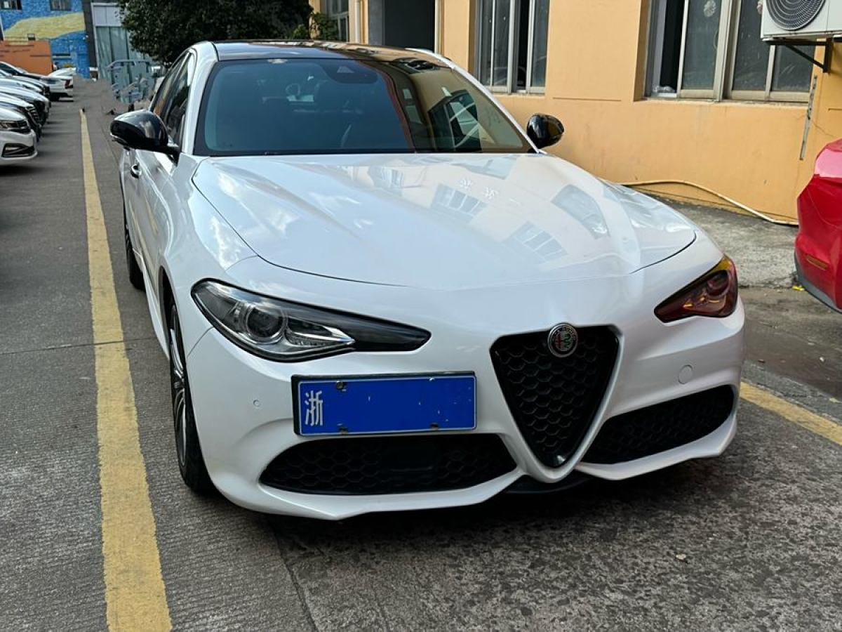 阿爾法·羅密歐 Giulia  2017款 2.0T 280HP 豪華運(yùn)動(dòng)版圖片