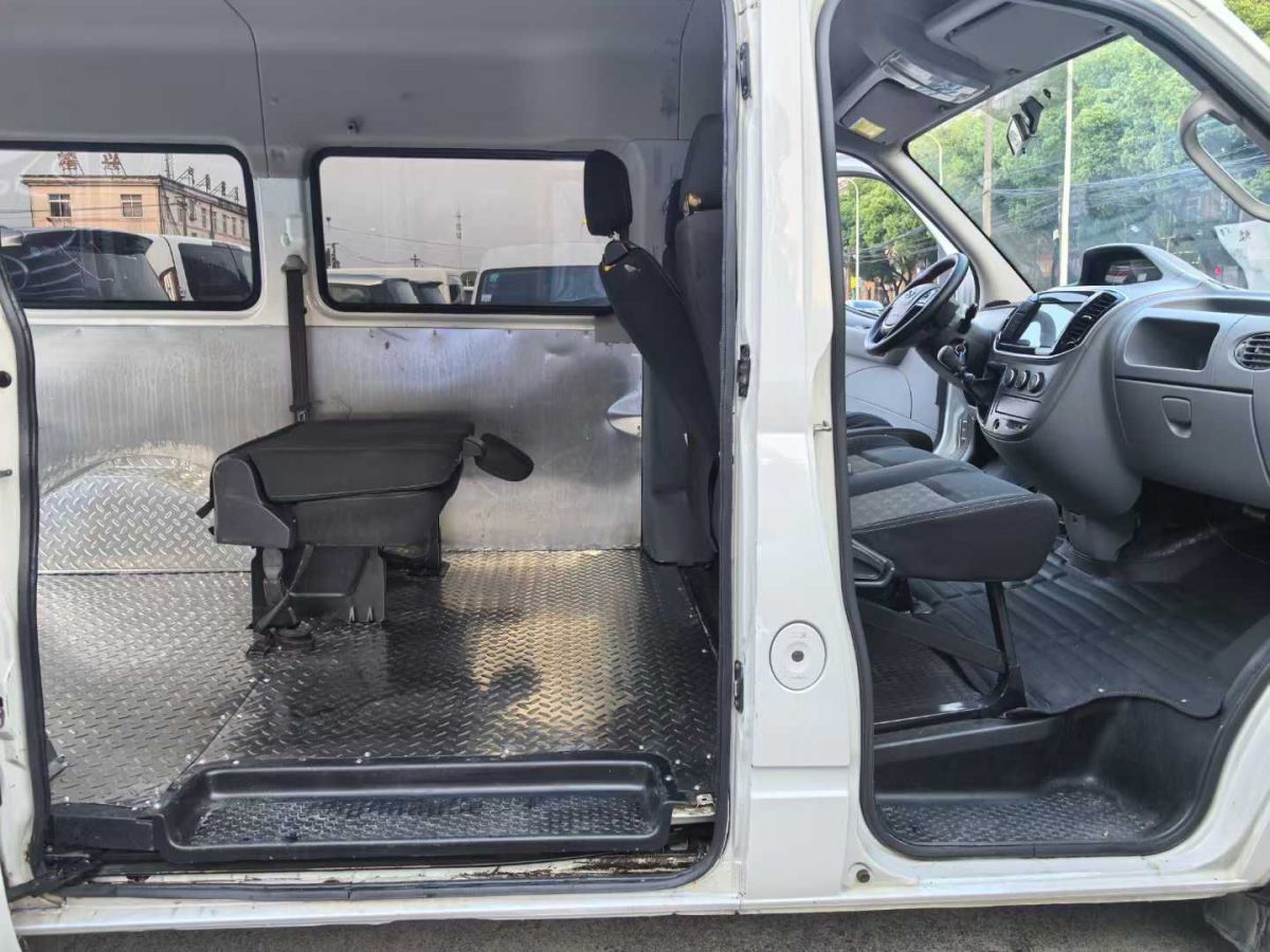 上汽大通 V80  2020款 2.0T AMT PLUS城市版短軸超低頂5/6座圖片