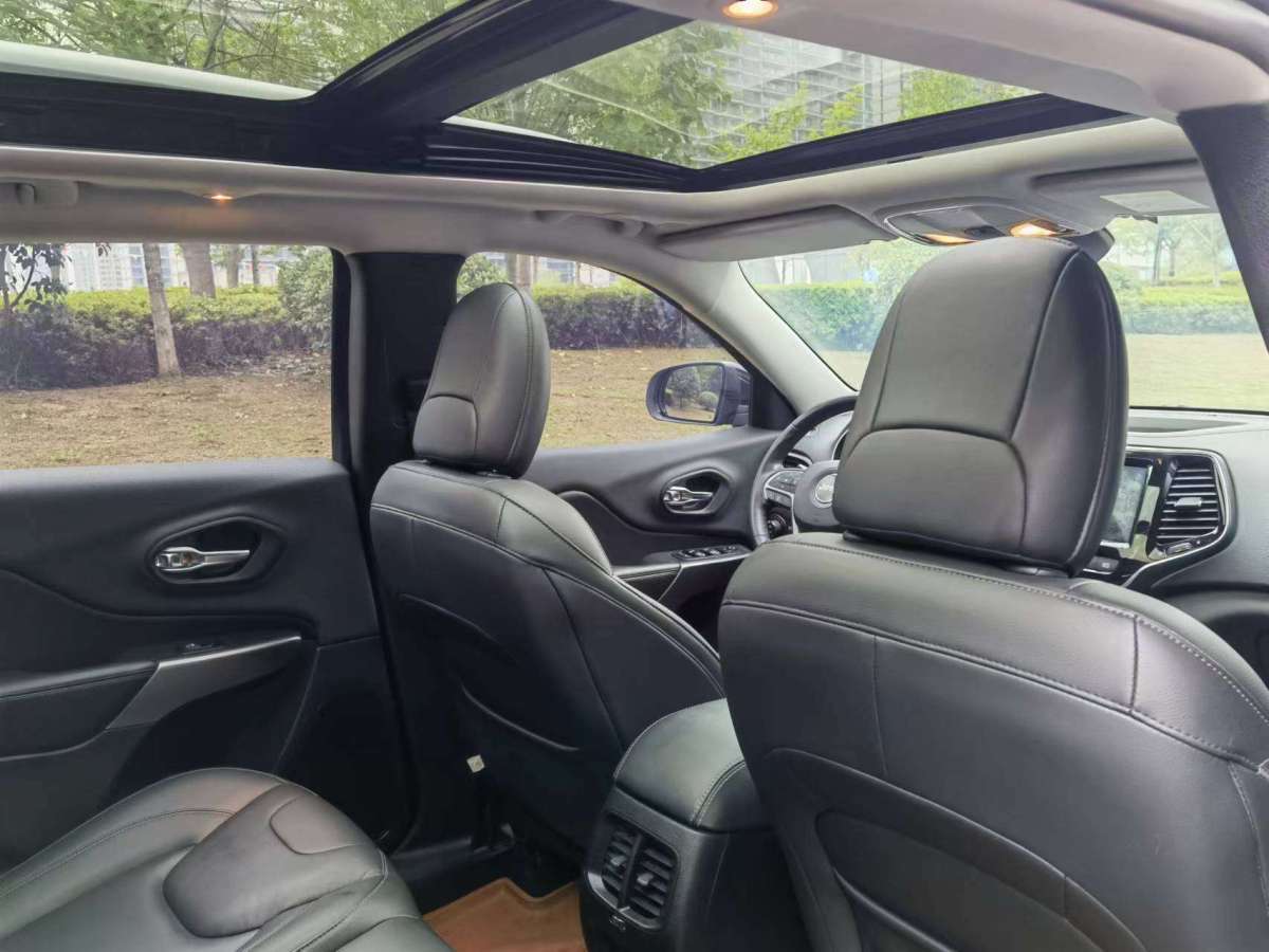 Jeep 自由光  2019款 2.0T 两驱智享版图片
