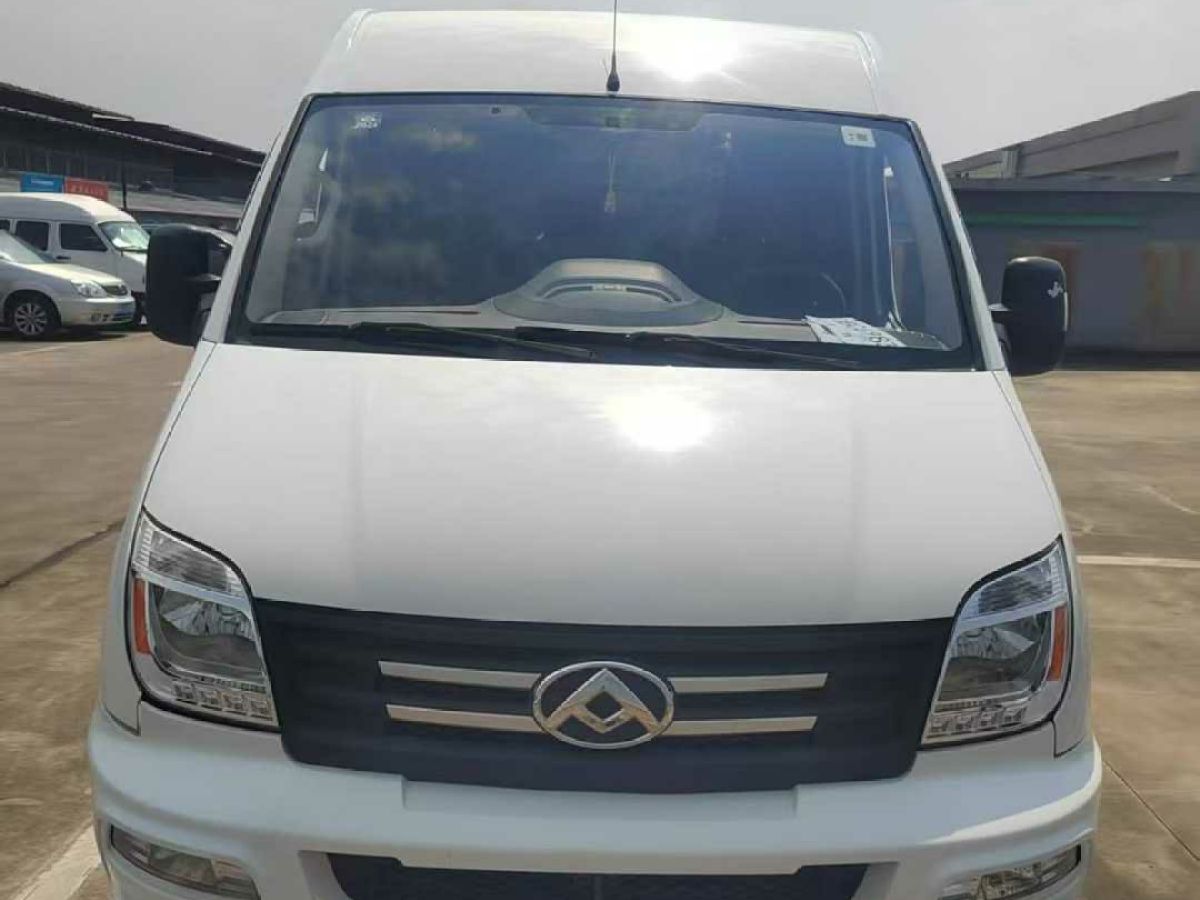 上汽大通 V90  2022款 2.0T手動(dòng)運(yùn)杰前驅(qū)短軸中頂后單胎6座圖片