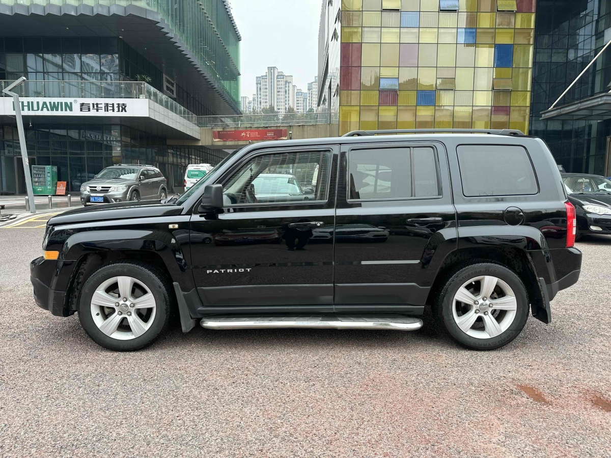 Jeep 自由客  2015款 2.0L 運(yùn)動版圖片