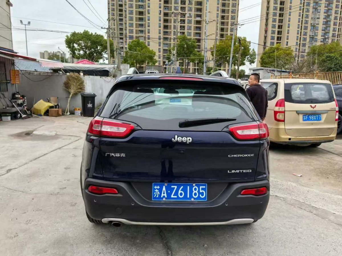 Jeep 自由俠  2018款 互聯(lián)大屏版 180T 自動(dòng)動(dòng)能版+圖片