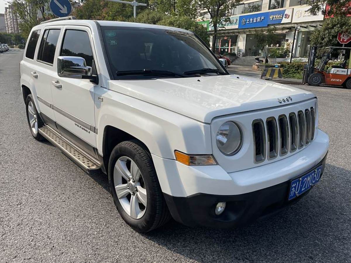 Jeep 自由客  2014款 2.0L 運(yùn)動增強(qiáng)版圖片