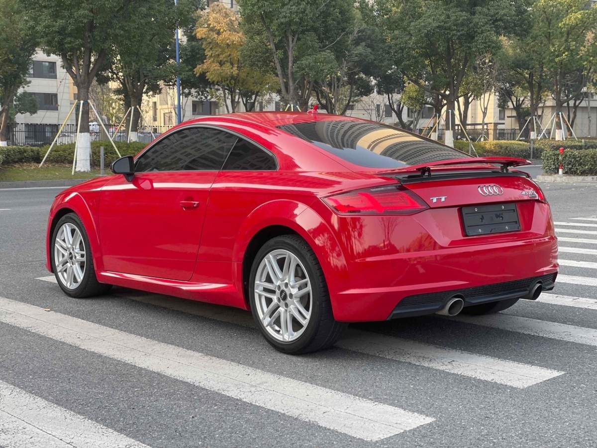 奥迪 奥迪tt  2017款 tt coupe 45 tfsi quattro 红色 自动档对价格不