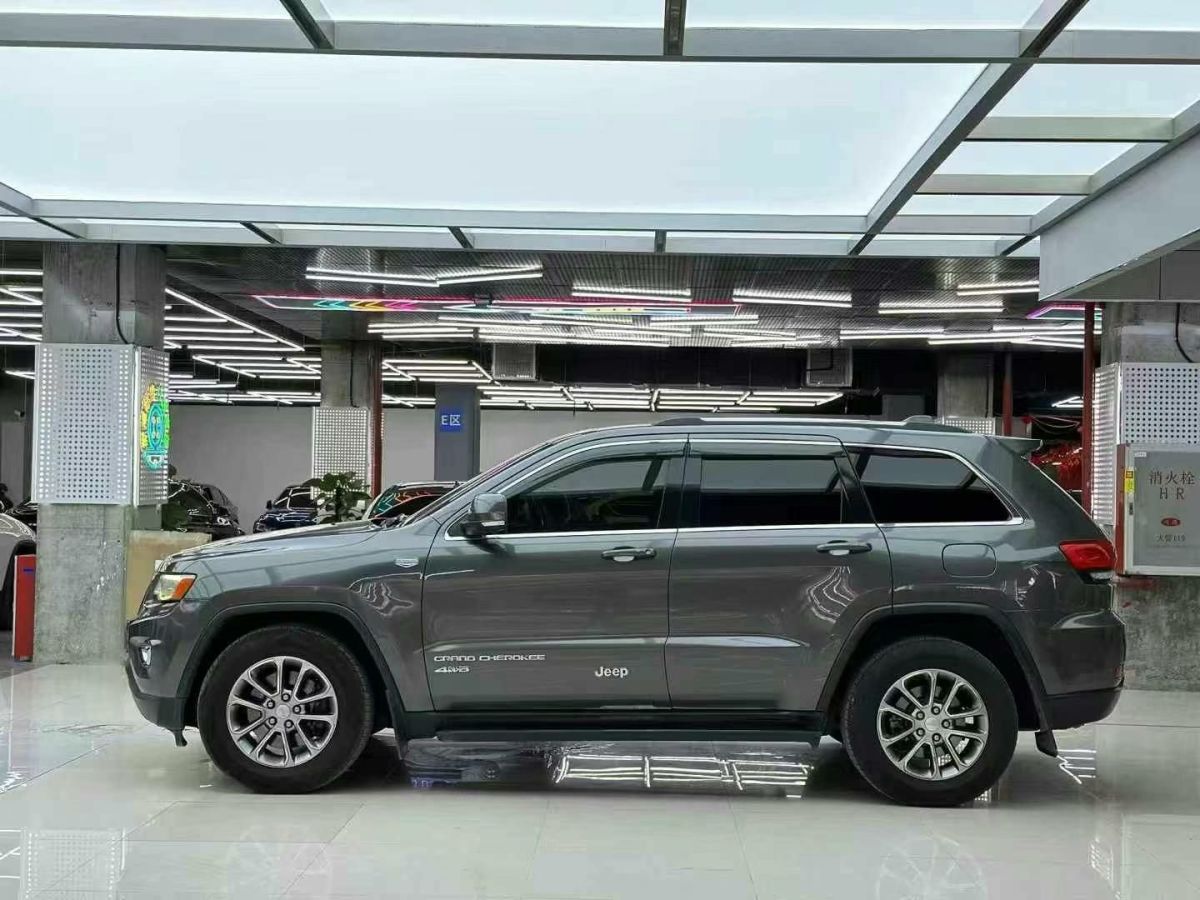 Jeep 大切諾基  2014款 3.6L 精英導(dǎo)航版圖片