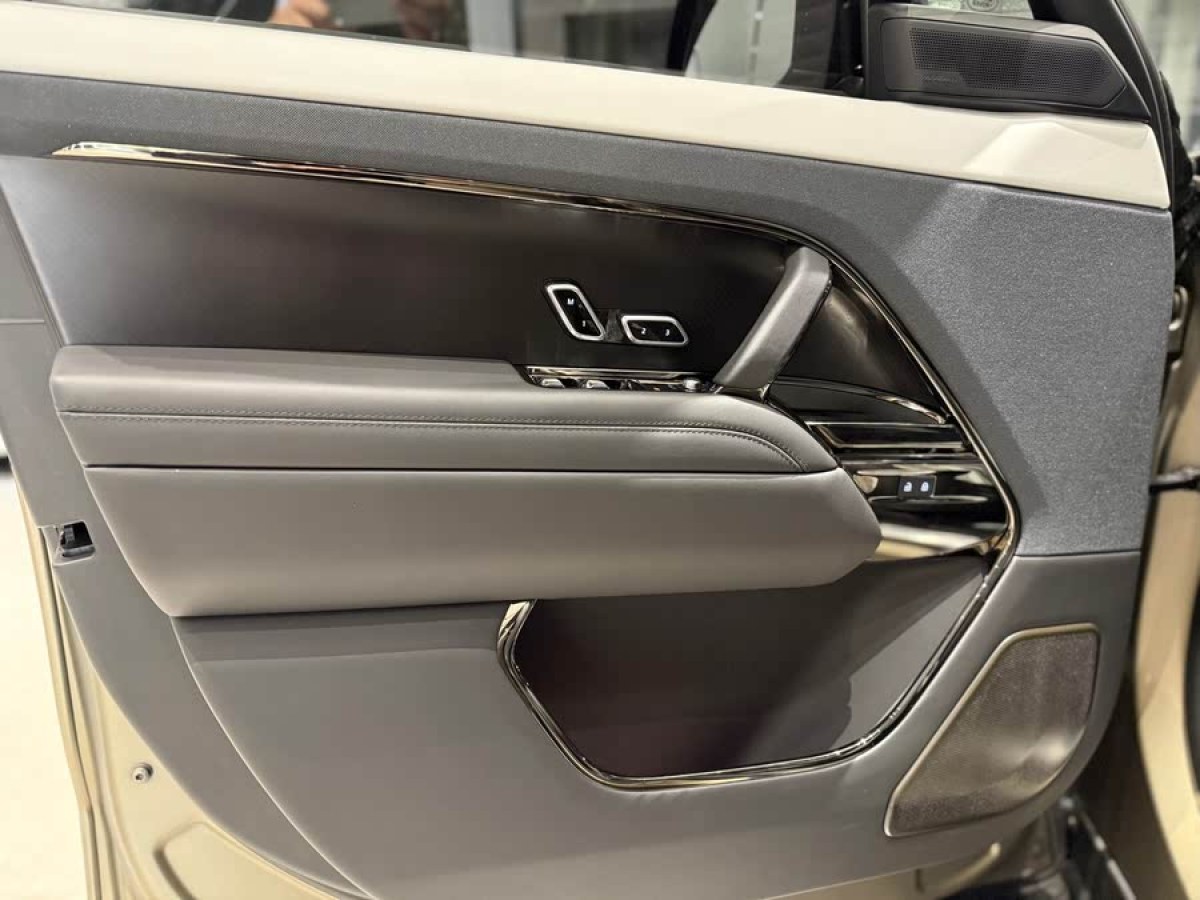 路虎 攬勝運(yùn)動版  2024款 4.4 V8 SV Edition One圖片