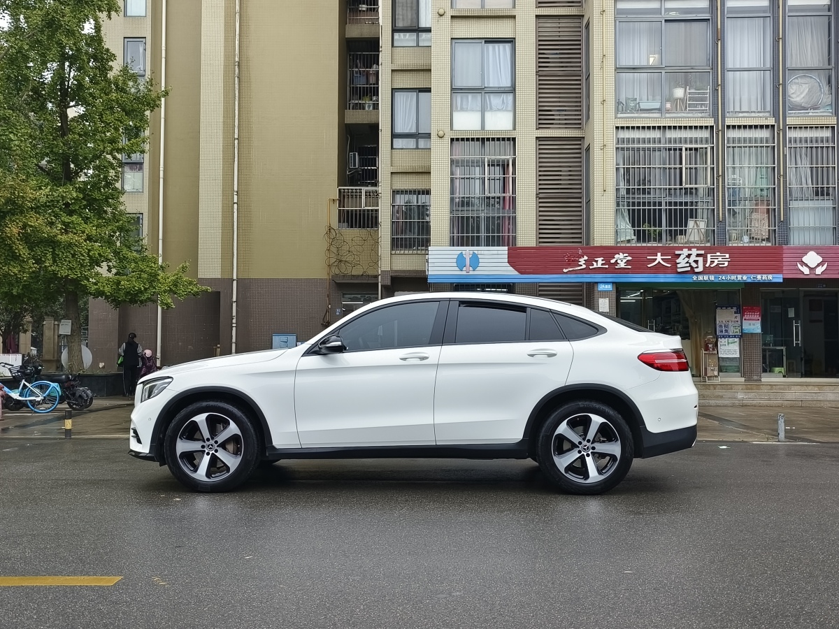 2018年11月奔馳 奔馳GLC  2023款 GLC 300 4MATIC 轎跑SUV