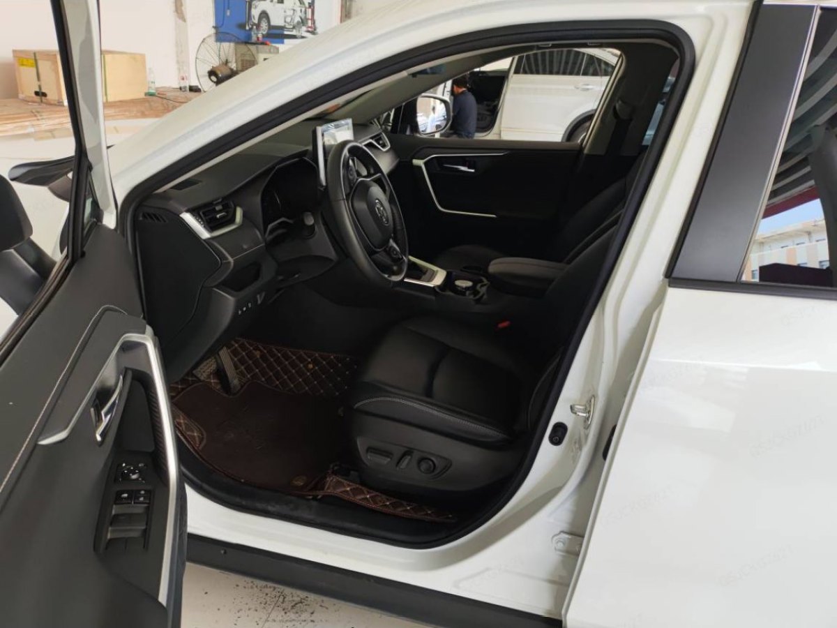 豐田 RAV4  2018款 榮放 2.0L CVT兩驅(qū)風(fēng)尚版圖片