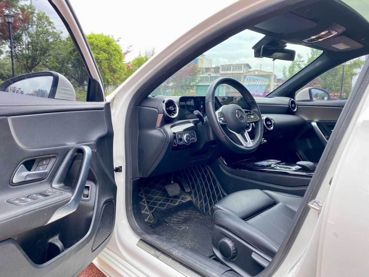 奔驰 奔驰A级  2020款 改款二 A 180 L 运动轿车图片