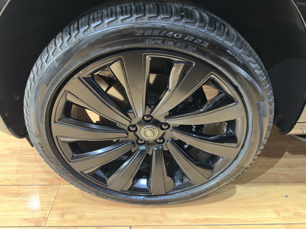 路虎 攬勝  2024款 3.0 L6 400PS 創(chuàng)世加長版圖片