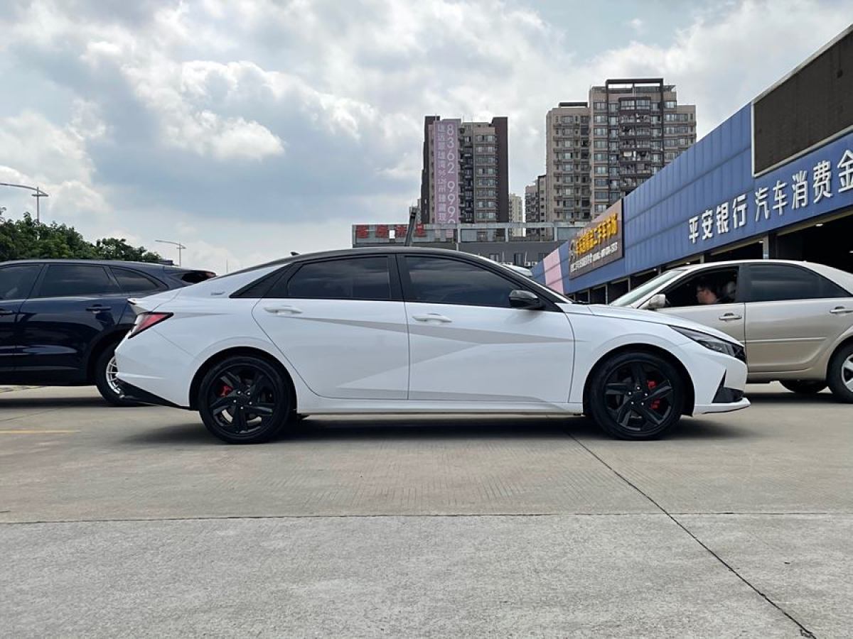 現(xiàn)代 伊蘭特  2022款 1.5L CVT LUX黑騎士限量版圖片