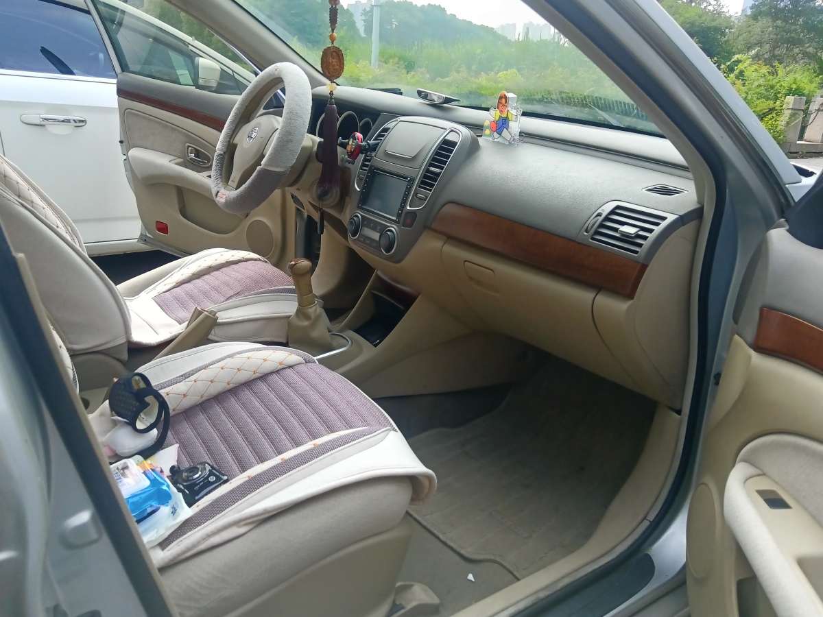 日產(chǎn) 軒逸  2012款 經(jīng)典 1.6XE 手動(dòng)舒適版圖片