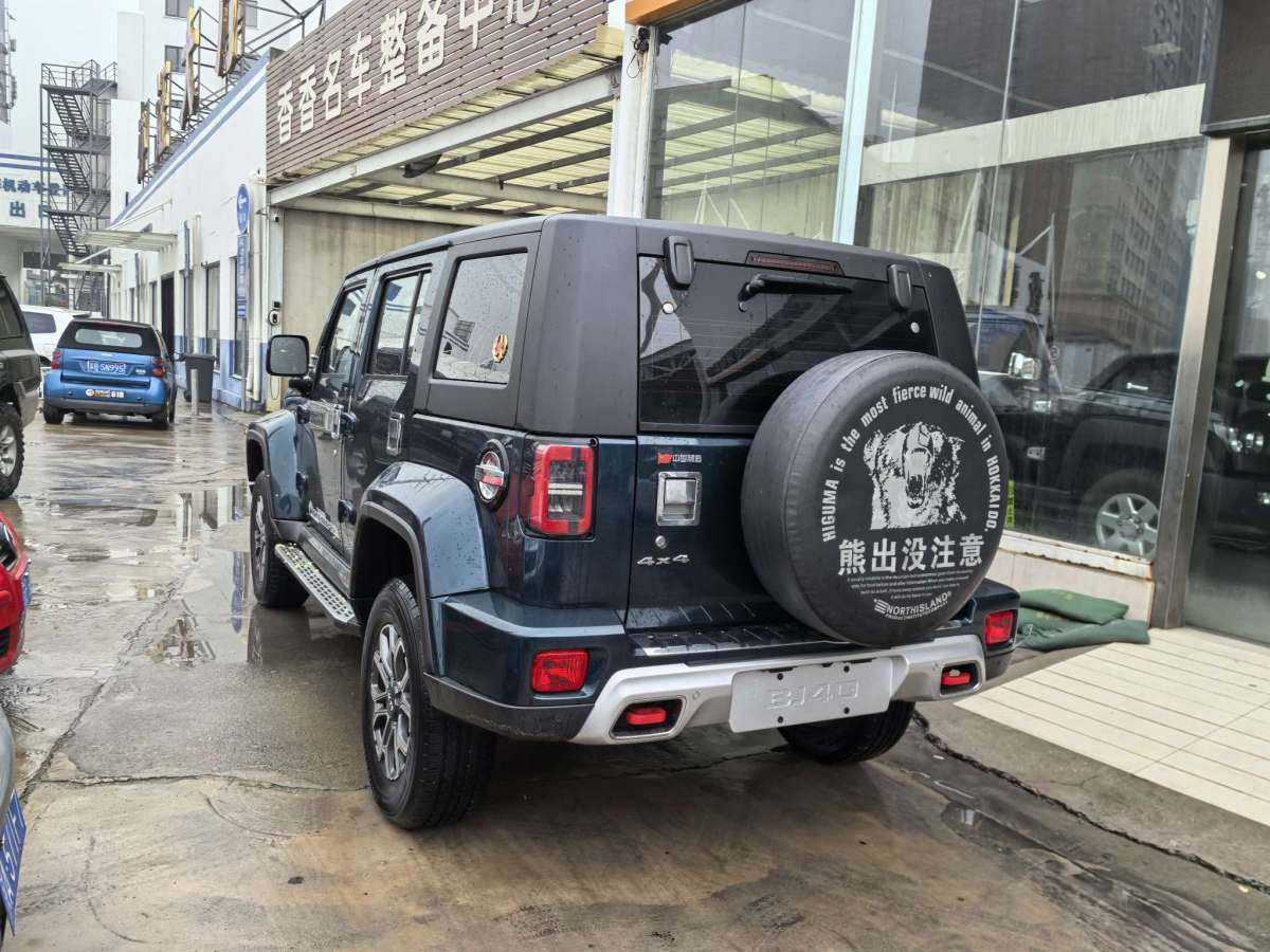 北京 BJ40  2020款 2.0T 自動(dòng)四驅(qū)城市獵人版?zhèn)b客型圖片