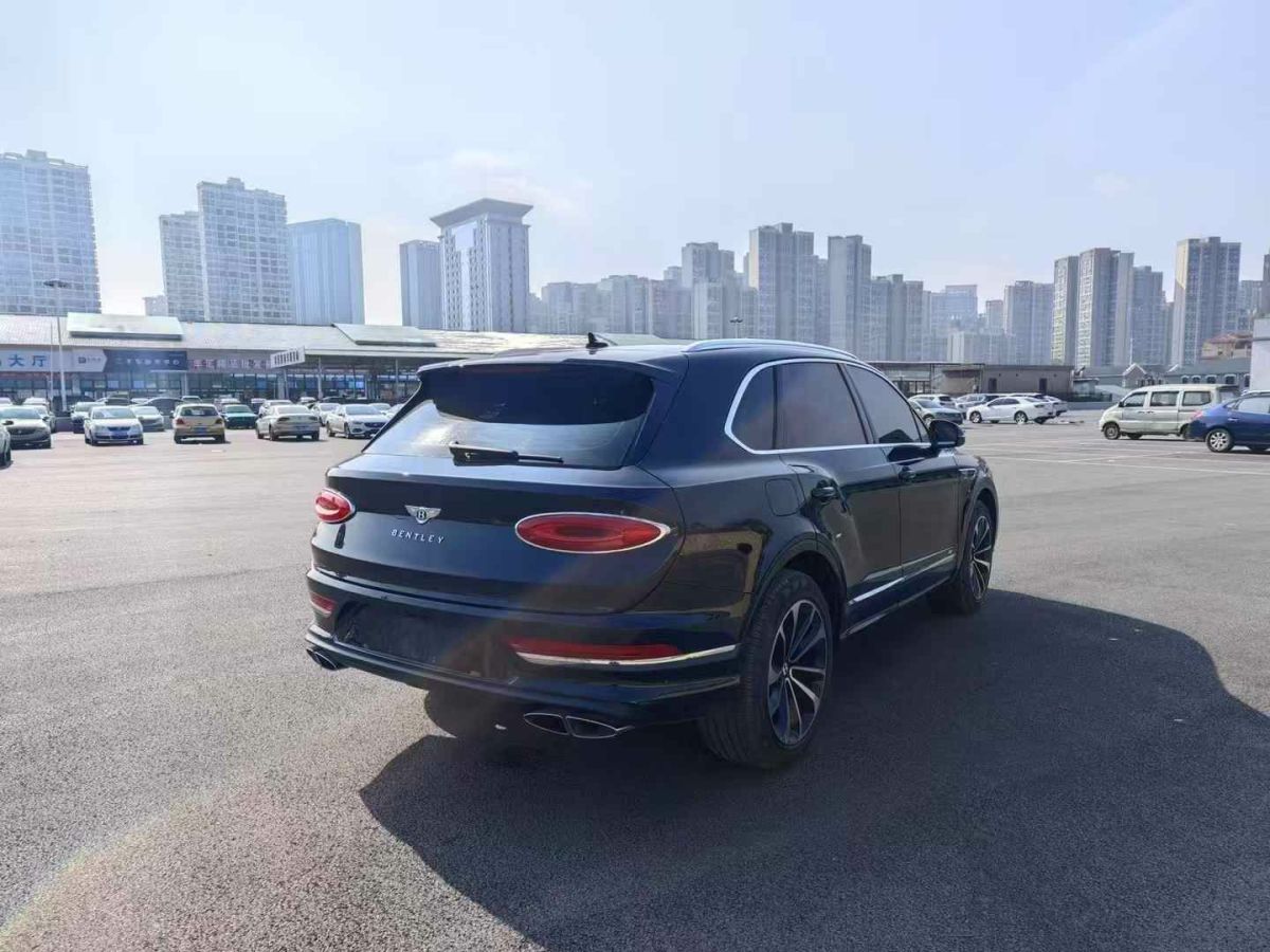 賓利 添越  2023款 4.0T V8 長(zhǎng)軸距版圖片