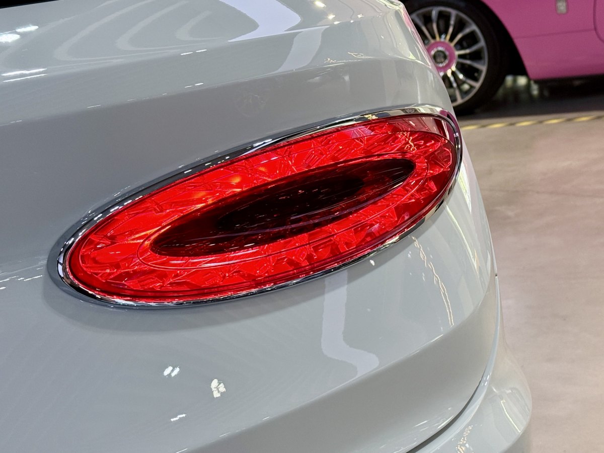 賓利 添越  2023款 4.0T V8 長(zhǎng)軸距版圖片