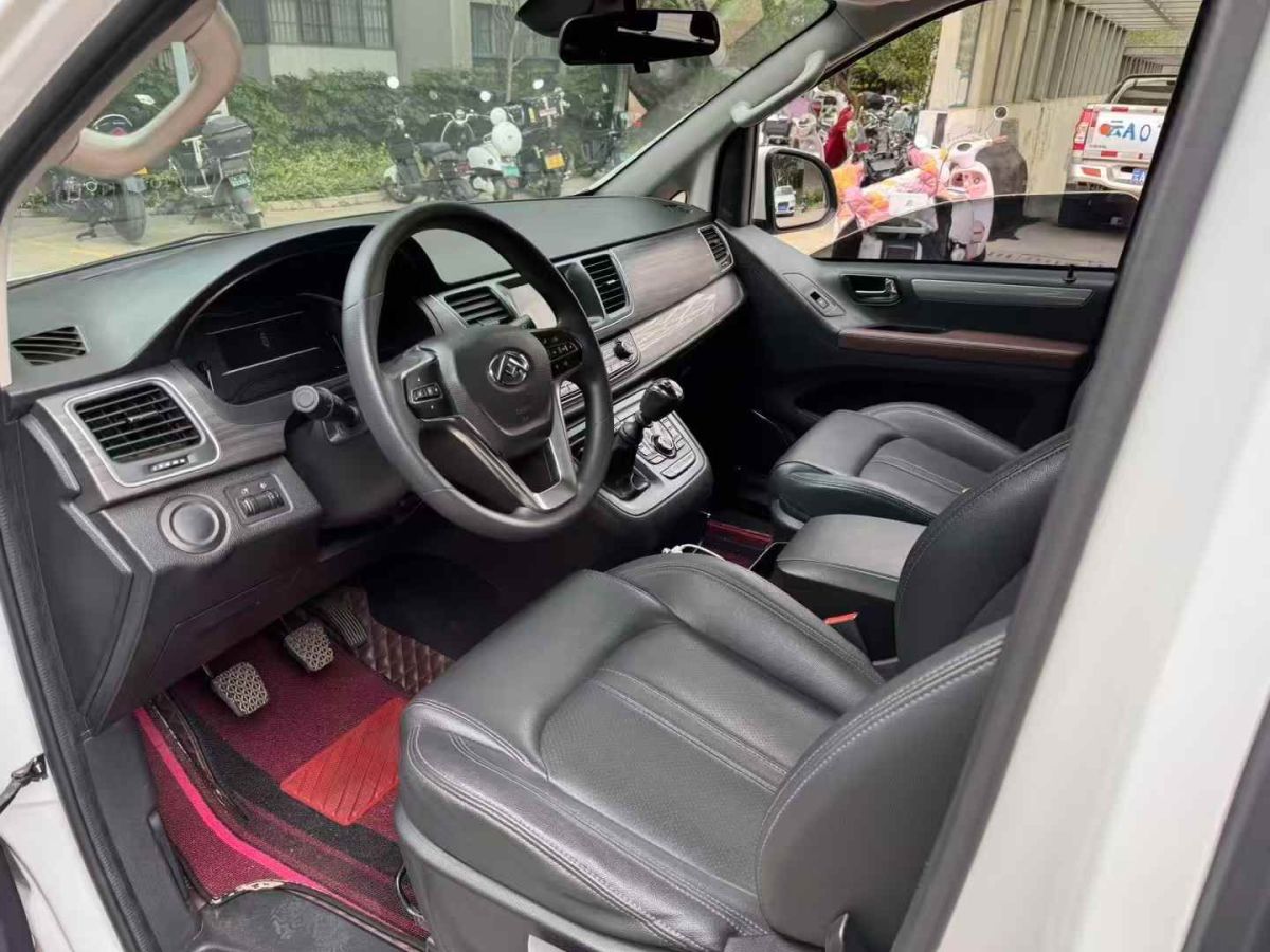 上汽大通 V80  2021款 2.0T PLUS 手動(dòng)傲運(yùn)通短軸中頂10座圖片