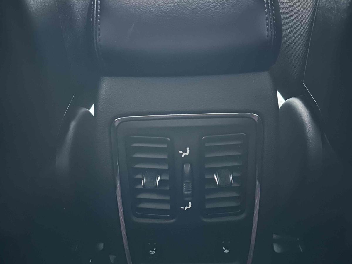 Jeep 大切諾基  2020款 3.0L 專業(yè)導(dǎo)航版圖片