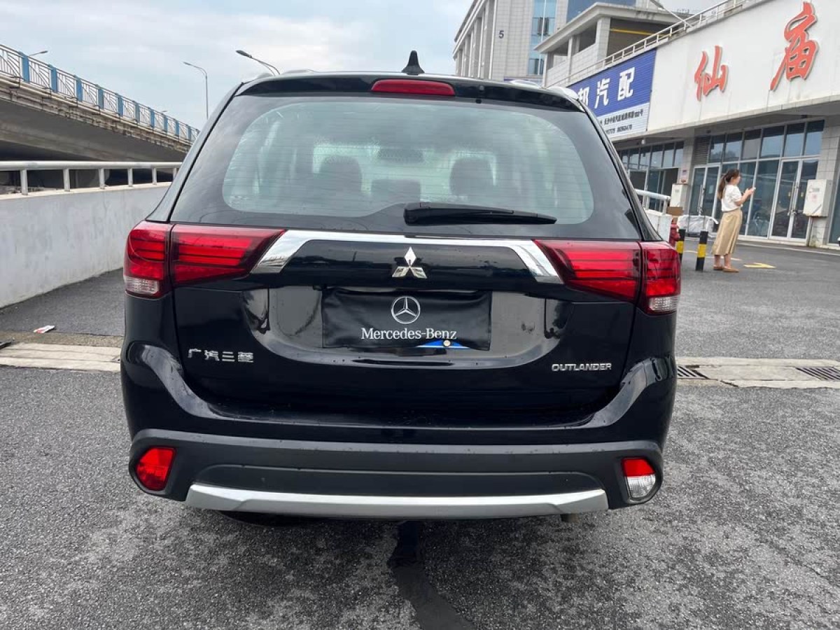 三菱 歐藍(lán)德  2018款 2.0L 兩驅(qū)榮耀版 5座圖片
