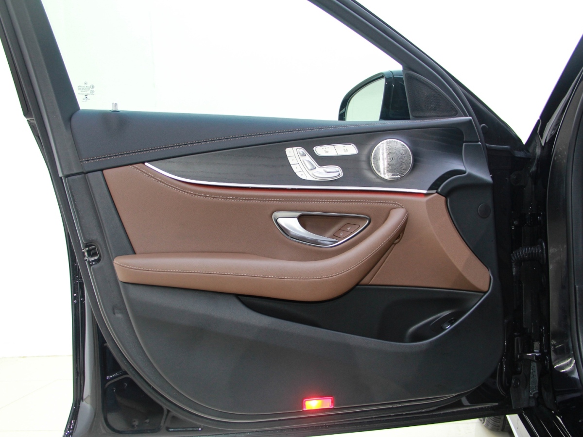 奔驰 奔驰E级  2023款 E 300 L 运动豪华型图片