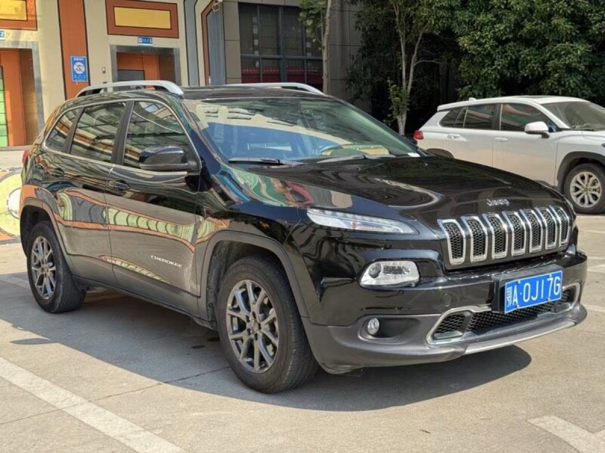 Jeep 自由光  2020款 2.0L 兩驅(qū)經(jīng)典運(yùn)動版圖片