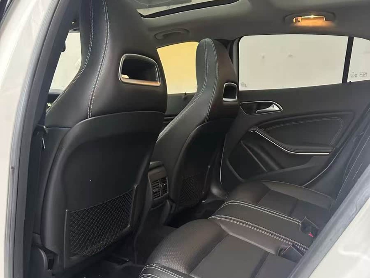 奔馳 奔馳GLA  2017款 GLA 220 4MATIC 時(shí)尚型圖片